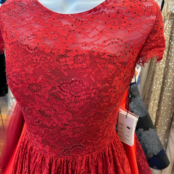 Short lace burgundy dress with cap sleeve size 10 by Alyce Paris - Picture 3 of 3